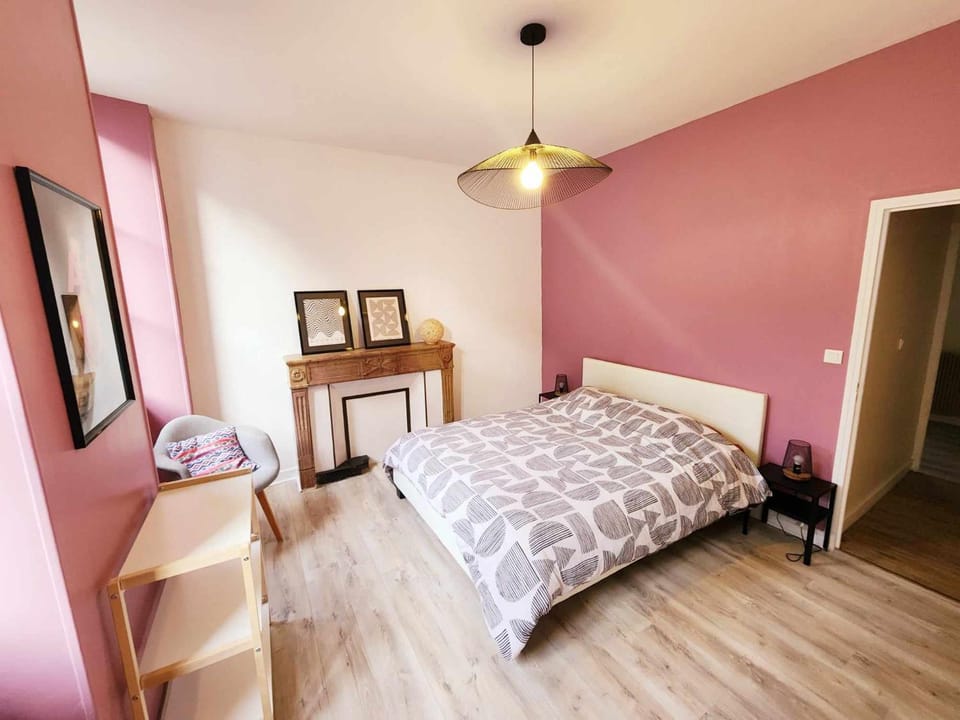 Bed, Photo of the whole room, Bedroom