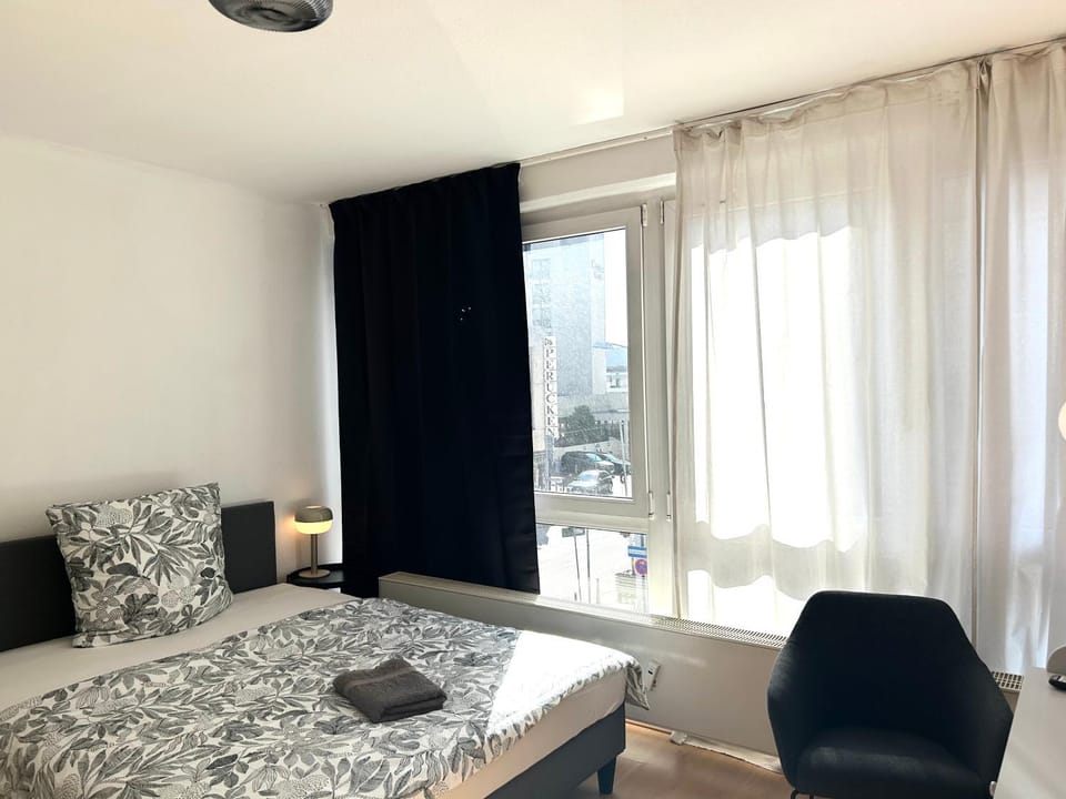 Bed, Photo of the whole room, Seating area, Bedroom