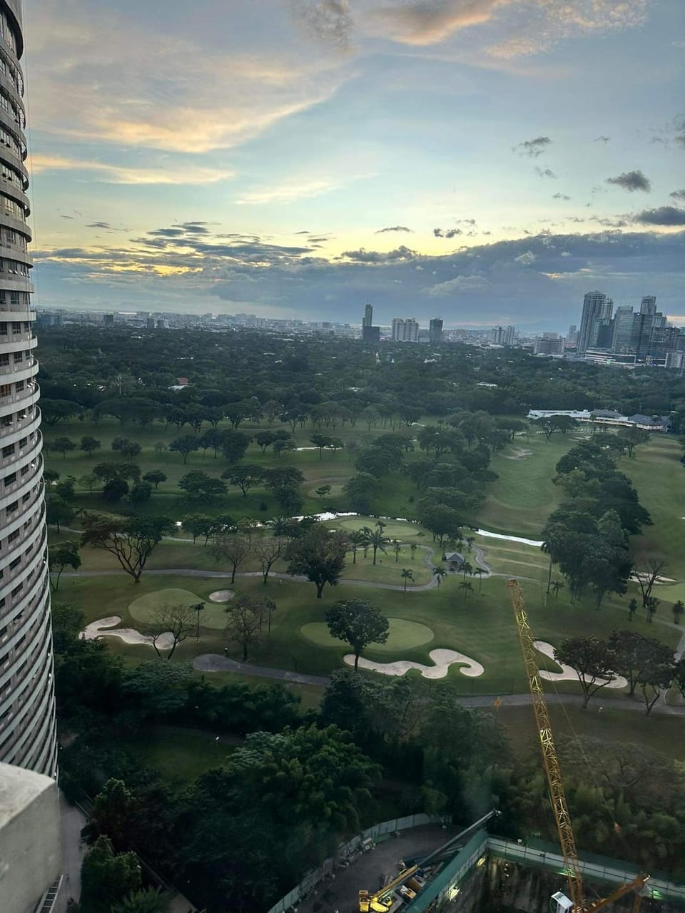 Spacious Scandi Studio in Burgos Circle Mind Museum Near Bonifacio High Street BGC with Golf Course View Apartment hotel in Makati
