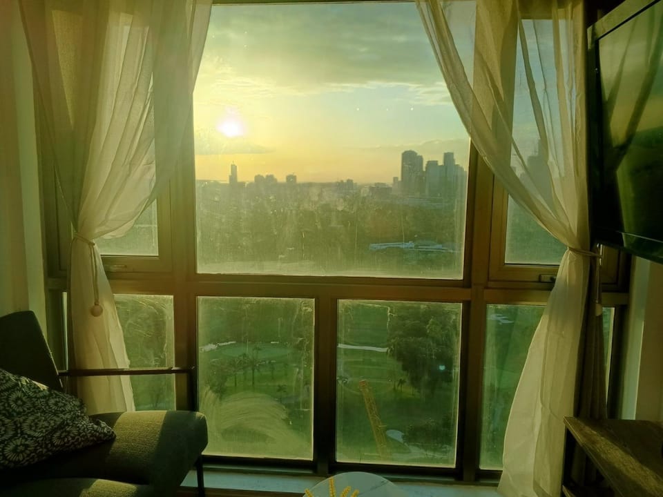 Spacious Scandi Studio in Burgos Circle Mind Museum Near Bonifacio High Street BGC with Golf Course View Apartment hotel in Makati