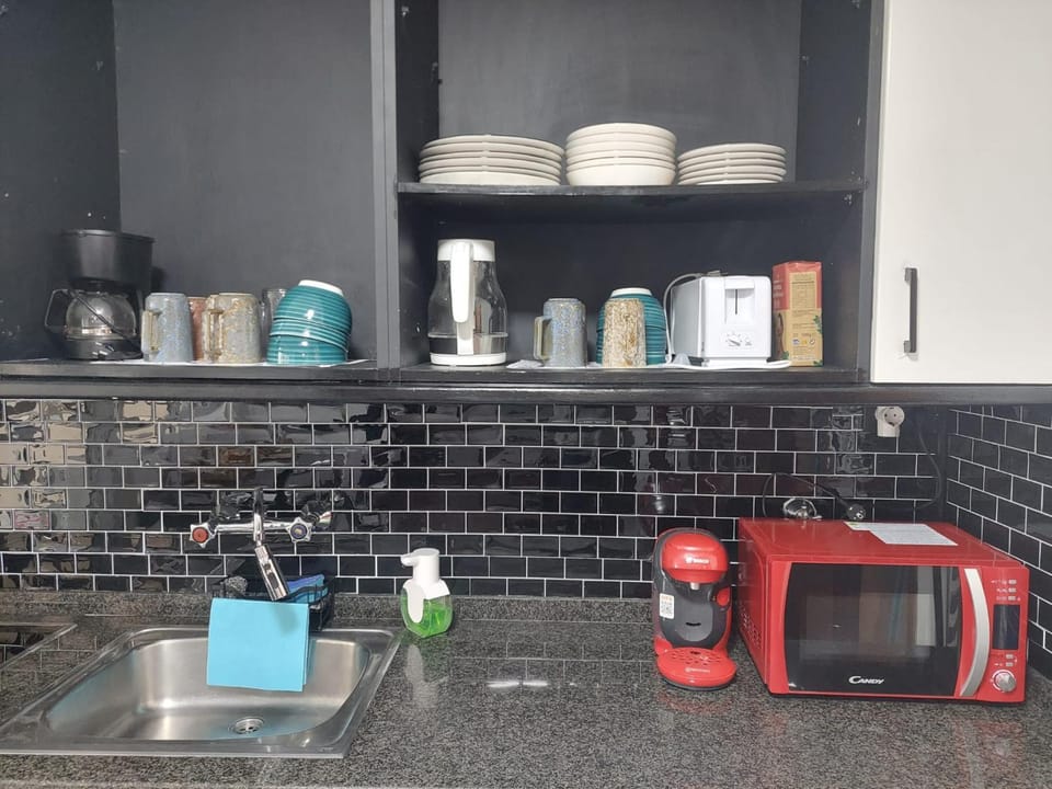 Coffee/tea facilities, microwave, kitchen