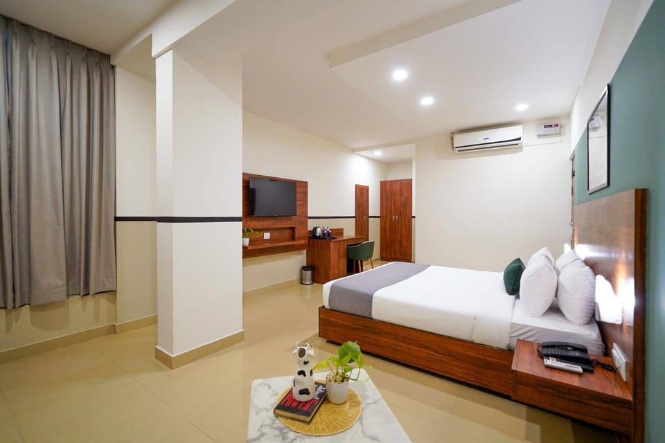 Bed, TV and multimedia, Bedroom, wardrobe, air conditioner