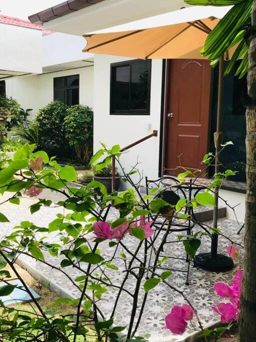 Summer House,shared pool, private bathroom and kitchen House in Phuket