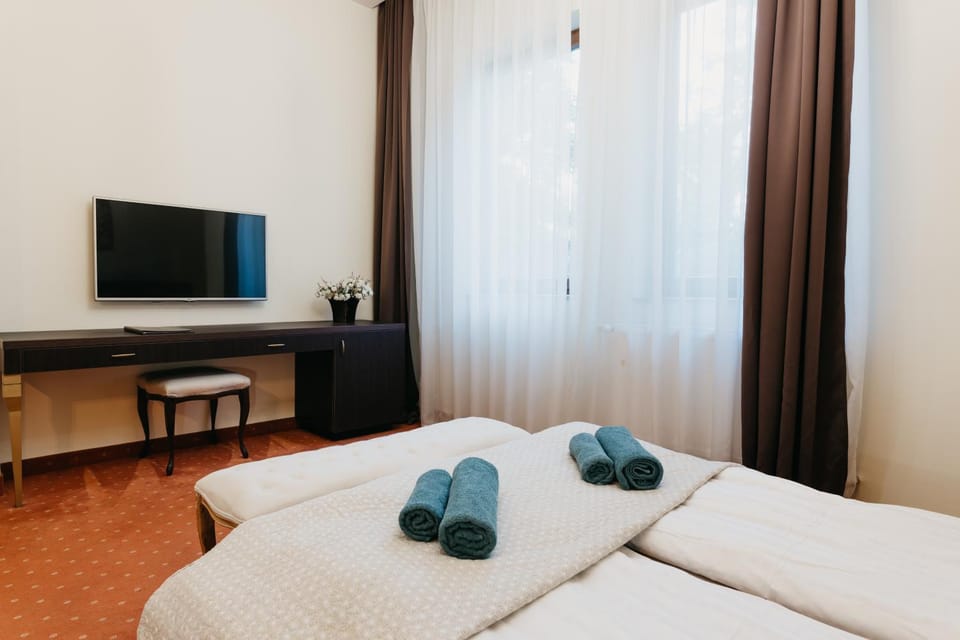 Bed, TV and multimedia, Photo of the whole room, Bedroom, towels