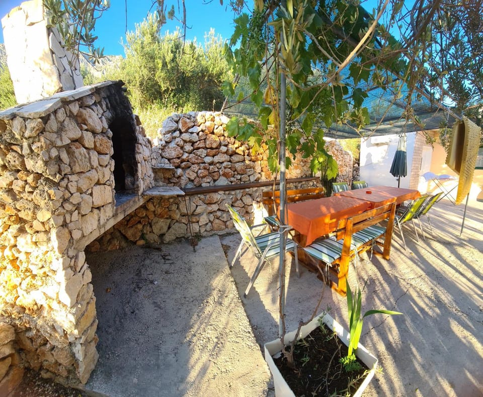 Property building, Patio, Day, Garden, Dining area, Garden view