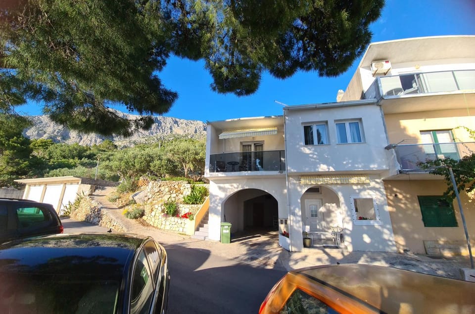 Property building, Neighbourhood, Street view, Parking