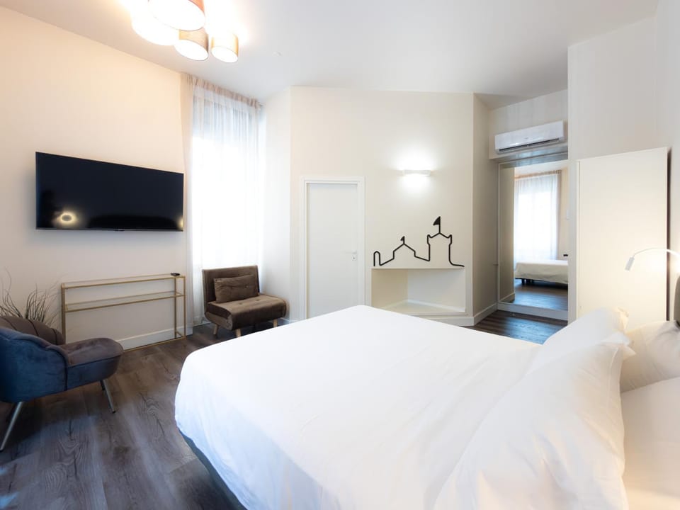 Bed, TV and multimedia, Photo of the whole room, Bedroom, wardrobe, air conditioner
