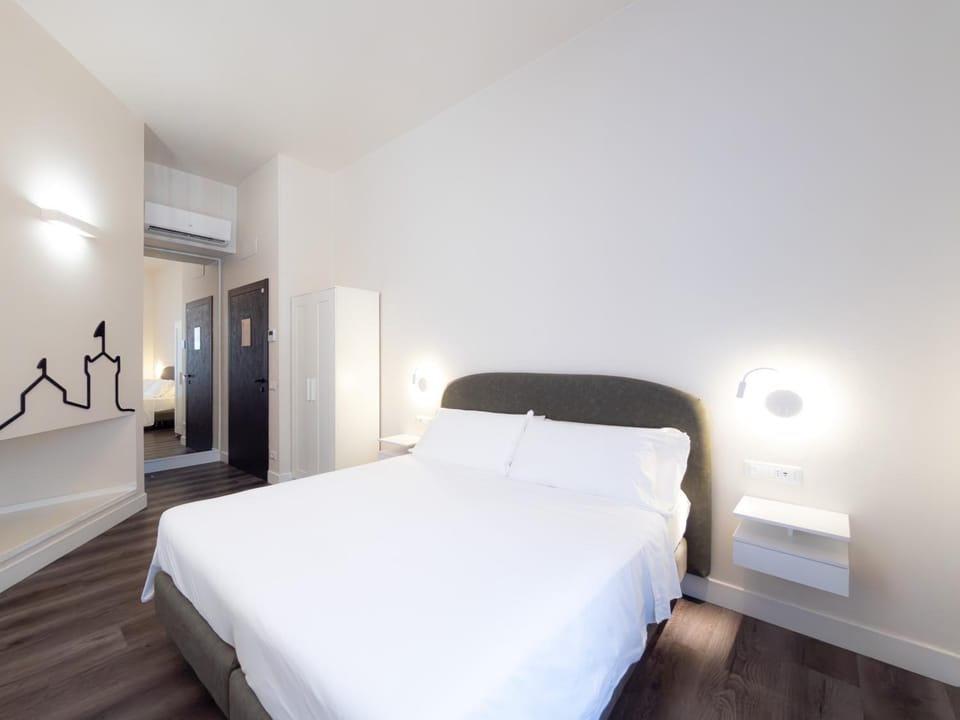Bed, TV and multimedia, Photo of the whole room, Bedroom, wardrobe, air conditioner