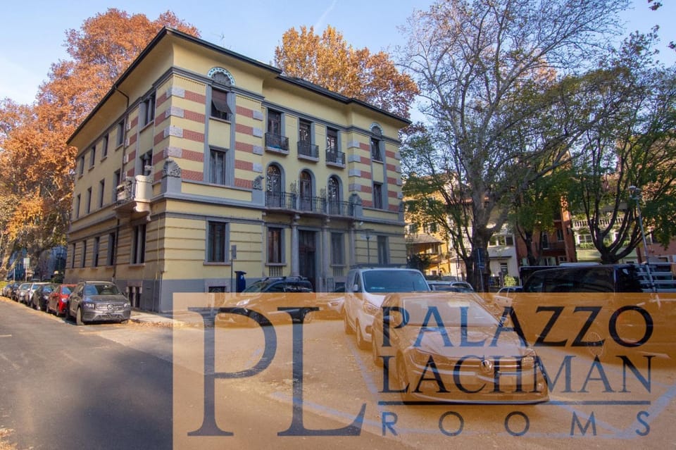 Property building, Neighbourhood, City view, Street view, Location, Parking