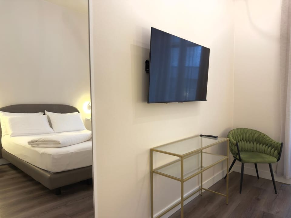 Bed, TV and multimedia, Photo of the whole room, Bedroom, wardrobe, air conditioner
