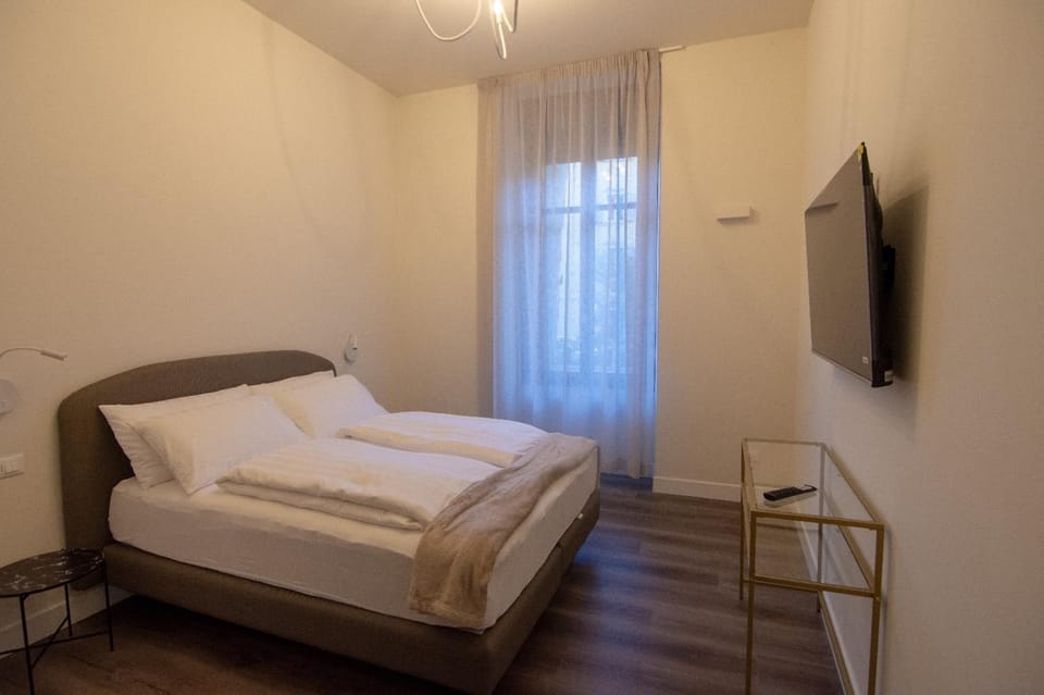 Bed, Bathroom, TV and multimedia, Photo of the whole room, Bedroom, towels