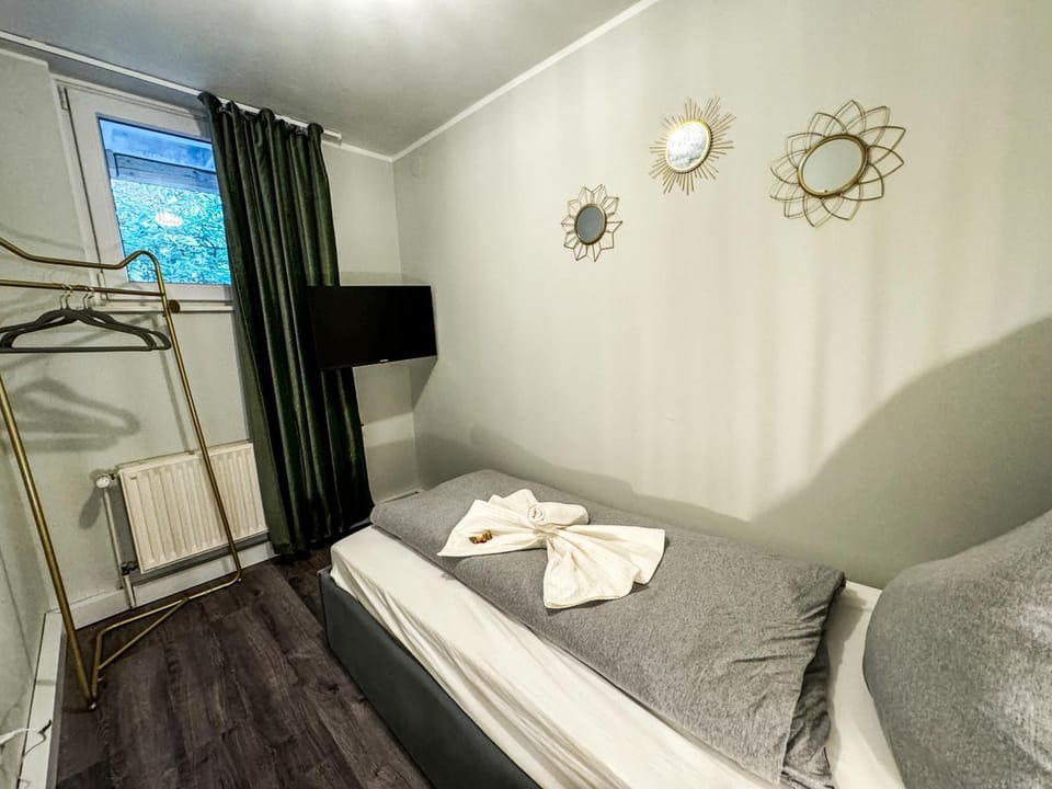 Bed, TV and multimedia, Photo of the whole room, Bedroom, towels
