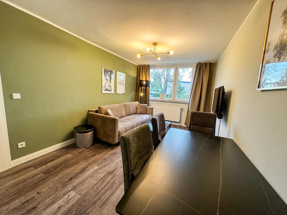 Bed, TV and multimedia, Living room, Photo of the whole room, Seating area, Bedroom