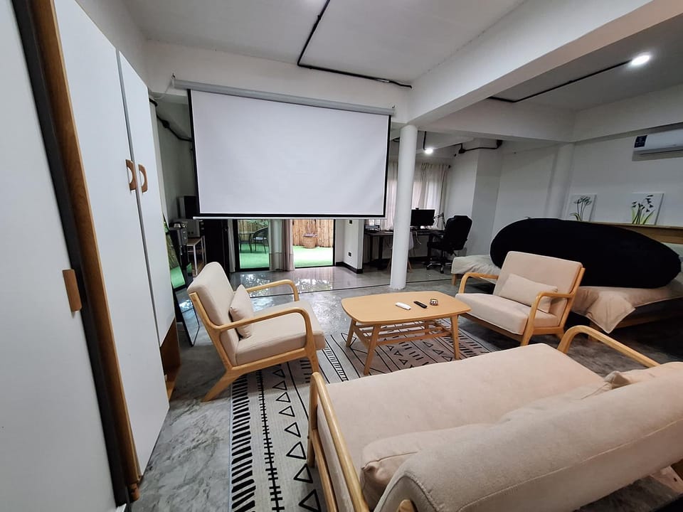 Communal lounge/ TV room