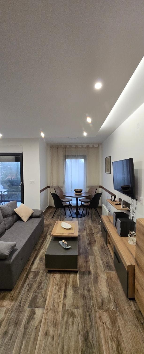 Bed, TV and multimedia, Living room, Photo of the whole room, Seating area