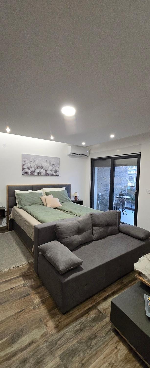 Bed, Living room, Photo of the whole room, Seating area, Bedroom