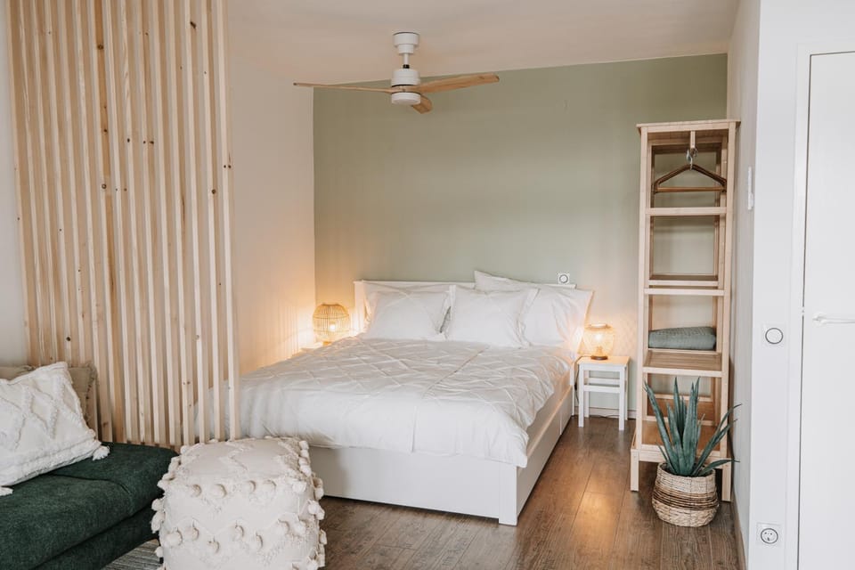 Bedroom, fireplace