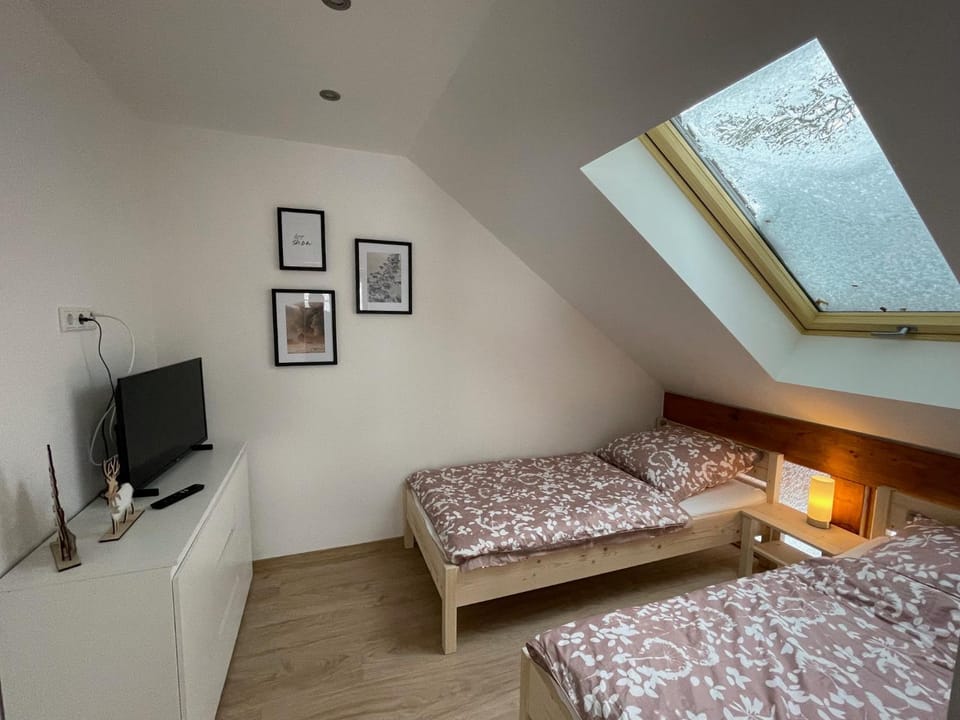Bed, TV and multimedia, Photo of the whole room, Bedroom, hair dresser