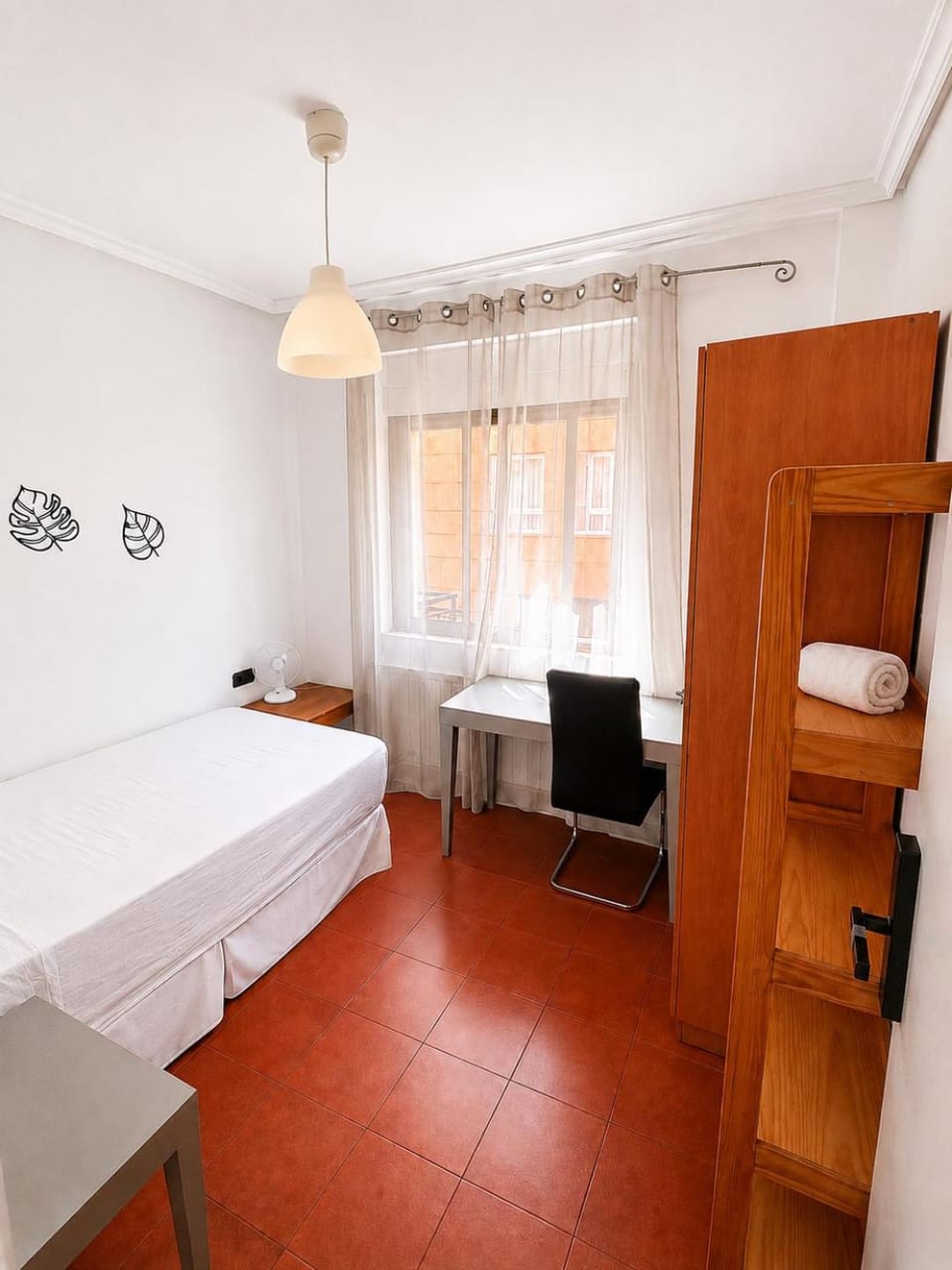 Bed, Photo of the whole room, towels, wardrobe