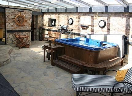 Hot Tub, Swimming pool