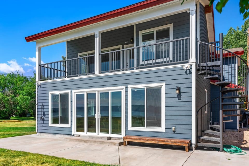 Lakefront Retreat House in Garden City
