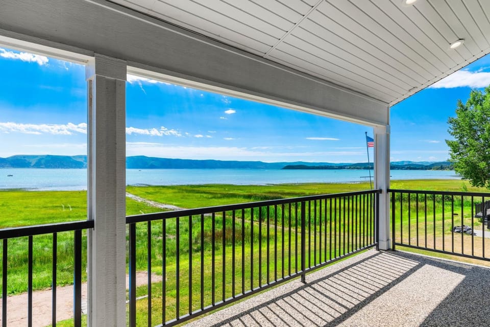 Lakefront Retreat House in Garden City