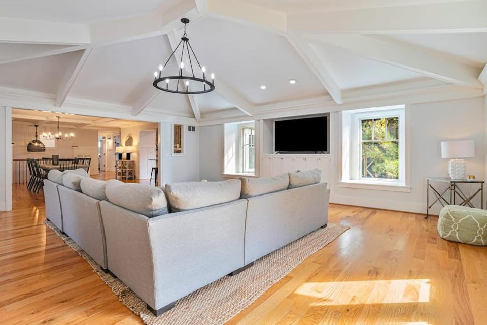 Living Among The Oaks House in Lincoln Township