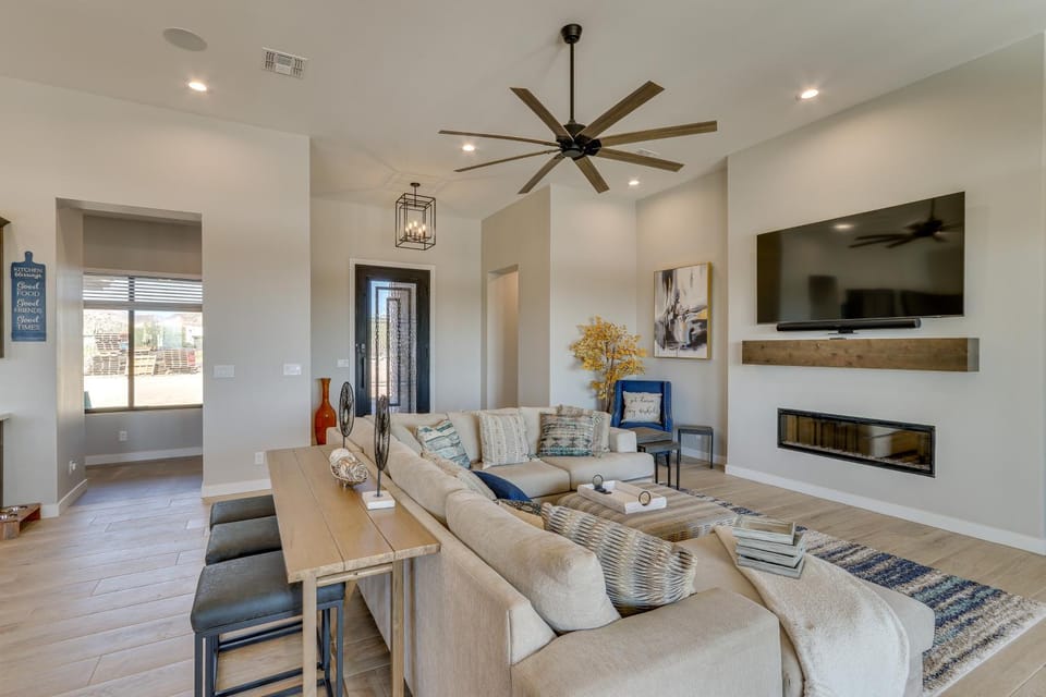 7 Mi to Lost Dutchman: Home w/ Pool + Patio! House in Arizona