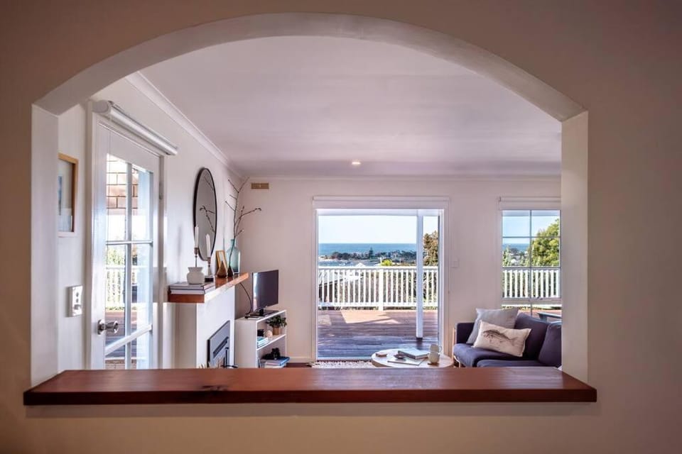 The Shack - Sunny Beach House Sweeping Water Views House in Bicheno