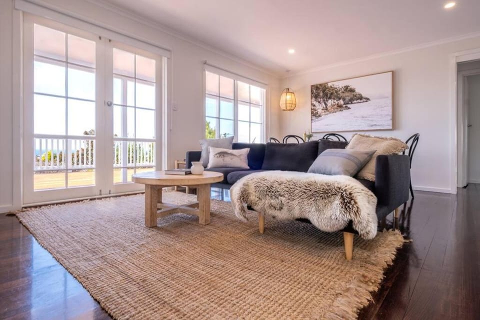 The Shack - Sunny Beach House Sweeping Water Views House in Bicheno