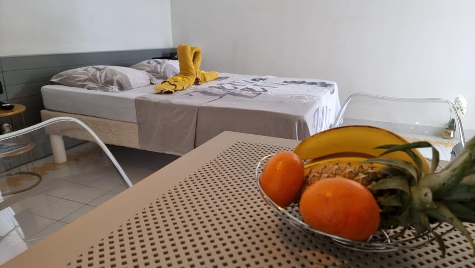 Photo of the whole room, Food