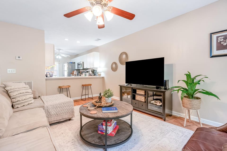 Seasonal Pool Access & Patio: Auburn Getaway! House in Auburn