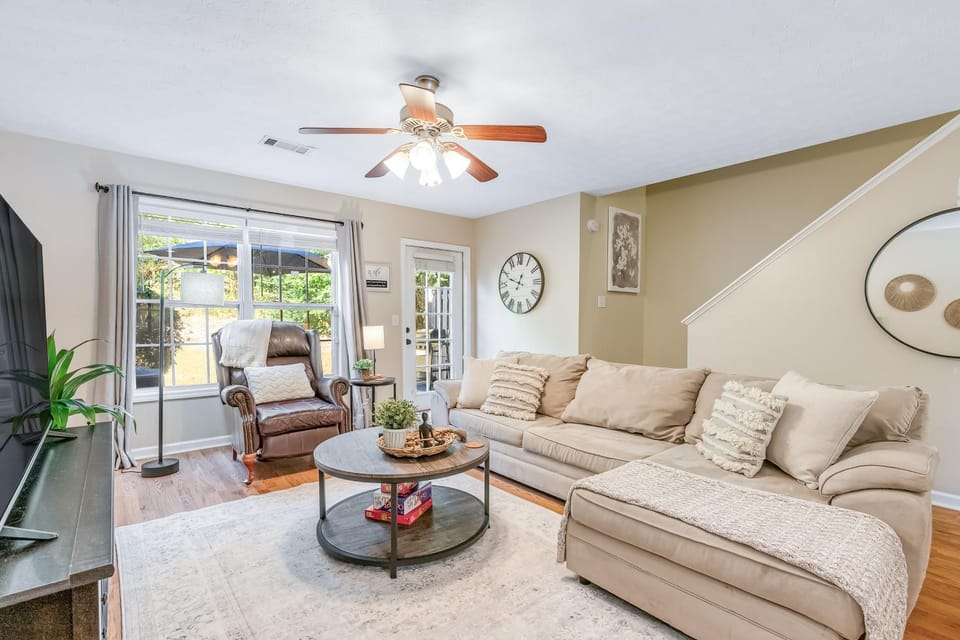 Seasonal Pool Access & Patio: Auburn Getaway! House in Auburn