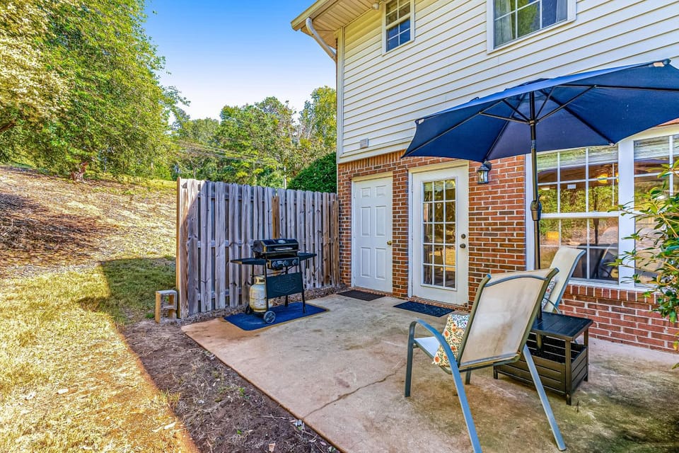 Seasonal Pool Access & Patio: Auburn Getaway! House in Auburn