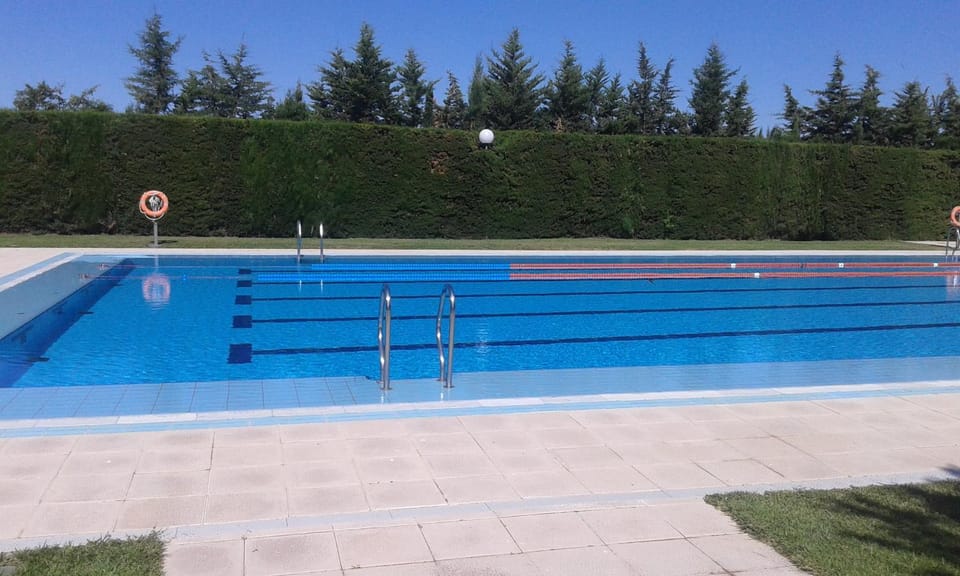 Day, Pool view
