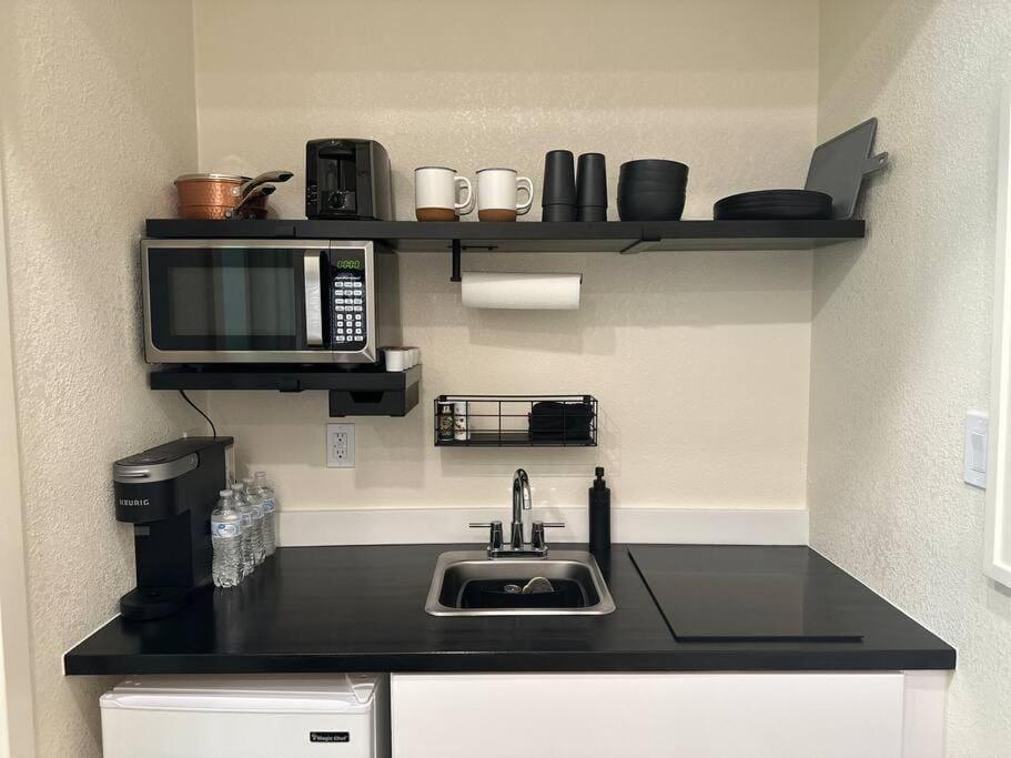 Coffee/tea facilities, minibar, stove, toaster