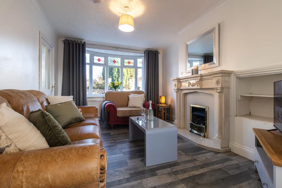 TV and multimedia, Living room, Seating area, flat iron