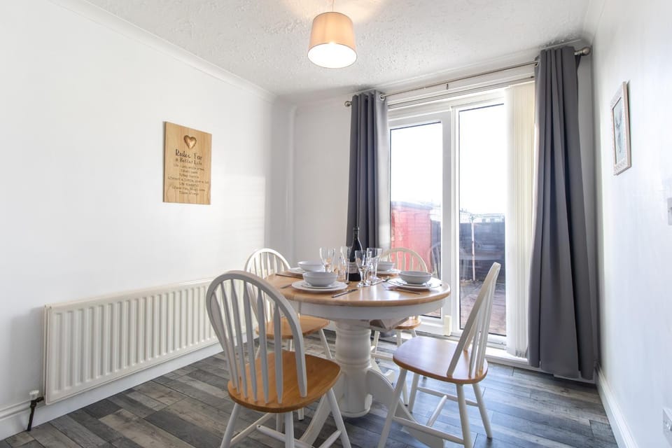 Living room, Dining area, internet