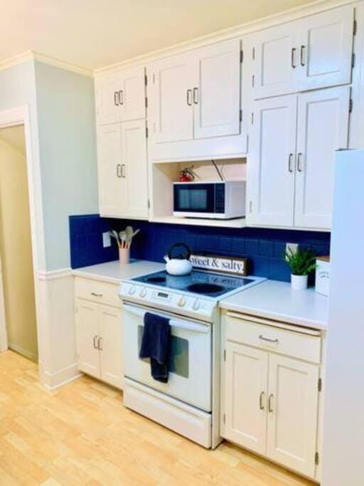 Kitchen or kitchenette, minibar
