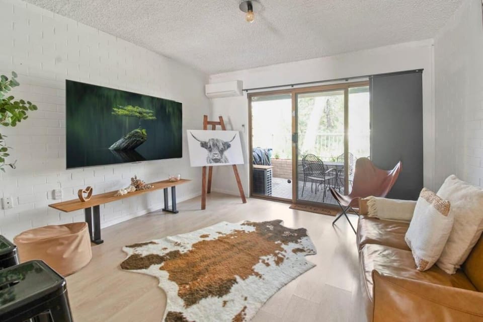 Luxury by the Lagoon - Water Views, 3 Mins to CBD Apartment in North Wagga Wagga