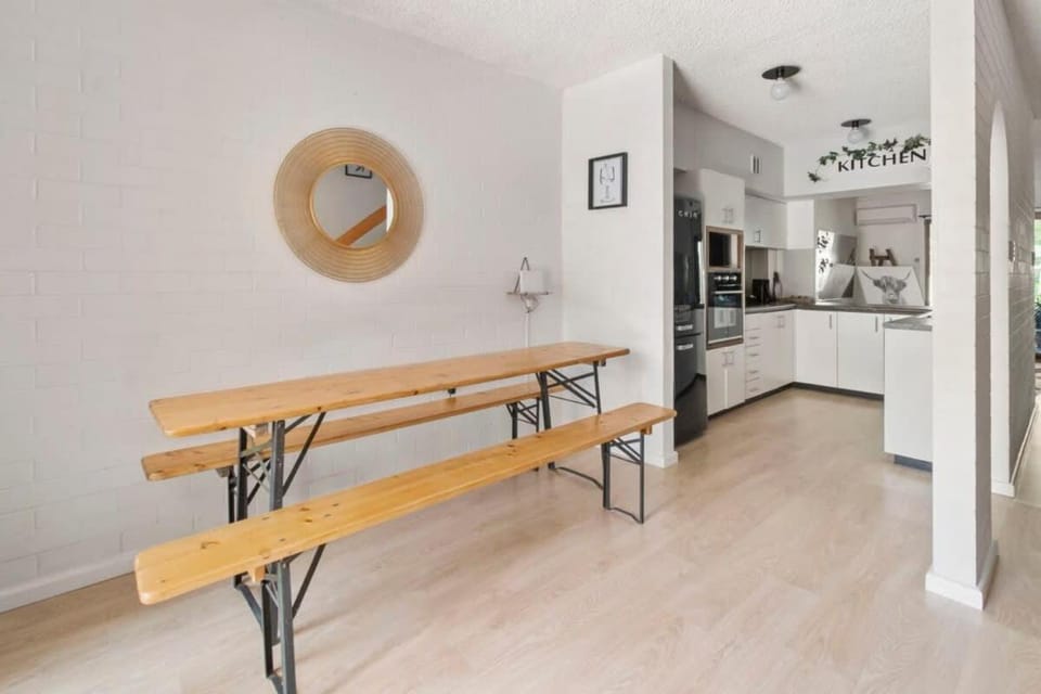 Luxury by the Lagoon - Water Views, 3 Mins to CBD Apartment in North Wagga Wagga