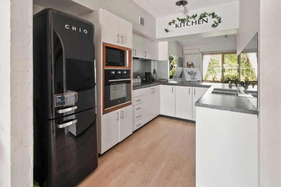 Luxury by the Lagoon - Water Views, 3 Mins to CBD Apartment in North Wagga Wagga