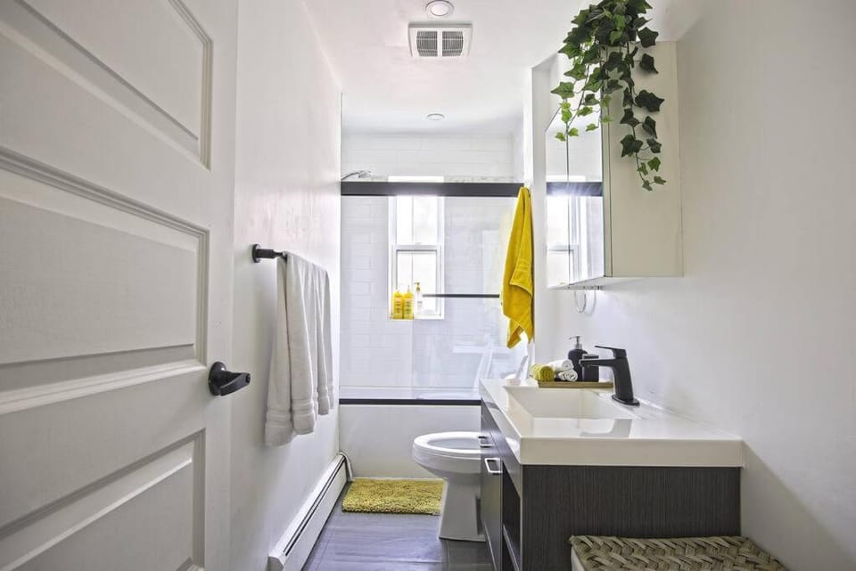 Downtown Prestige: Parking, King Bed, Sleeps 6 Apartment in Sherbrooke
