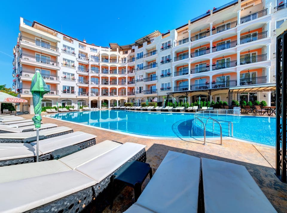 Property building, Day, Pool view, Swimming pool, sunbed