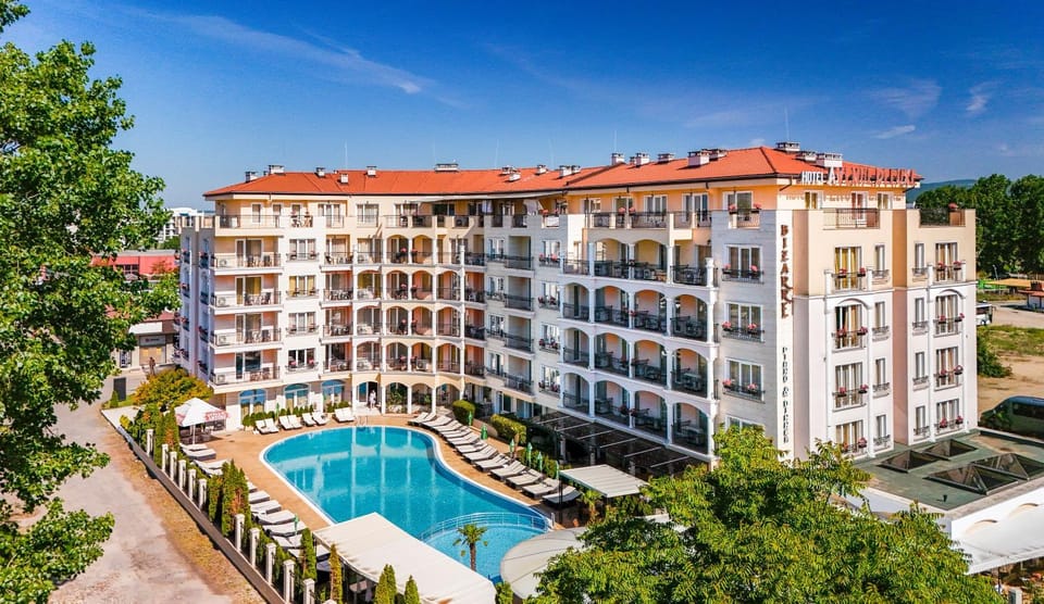 Property building, Facade/entrance, Day, Swimming pool, Quiet street view, sunbed