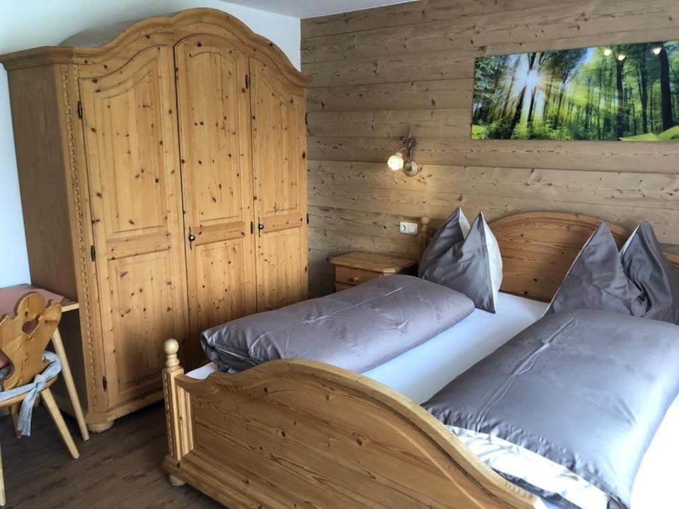 Photo of the whole room, Bedroom, wardrobe