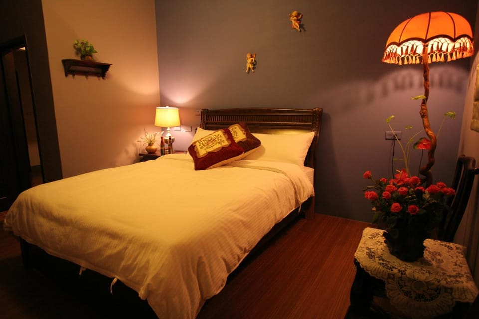 Photo of the whole room, Decorative detail