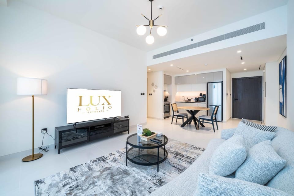 TV and multimedia, Kitchen or kitchenette, Living room, Seating area, Dining area