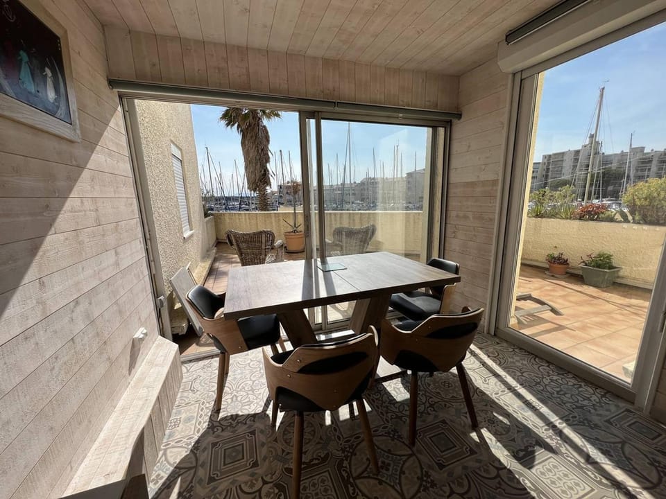 Appartement rénové 1 chambre + cabine, parking privé, à 400m de la plage - FR-1-81-601 Cabin in Leucate