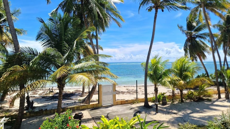 Vue imprenable sur le lagon et accès plage Le Touloublue Apartment in Sainte-Anne